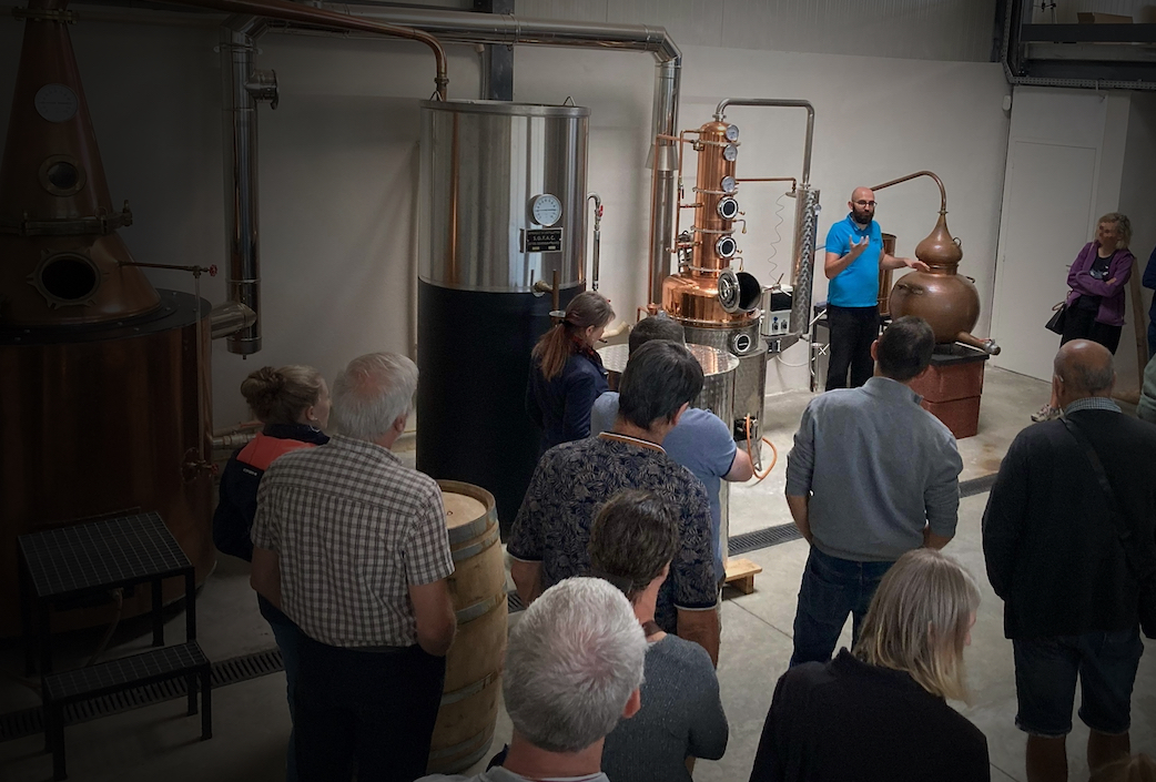 Des visiteurs de la distillerie